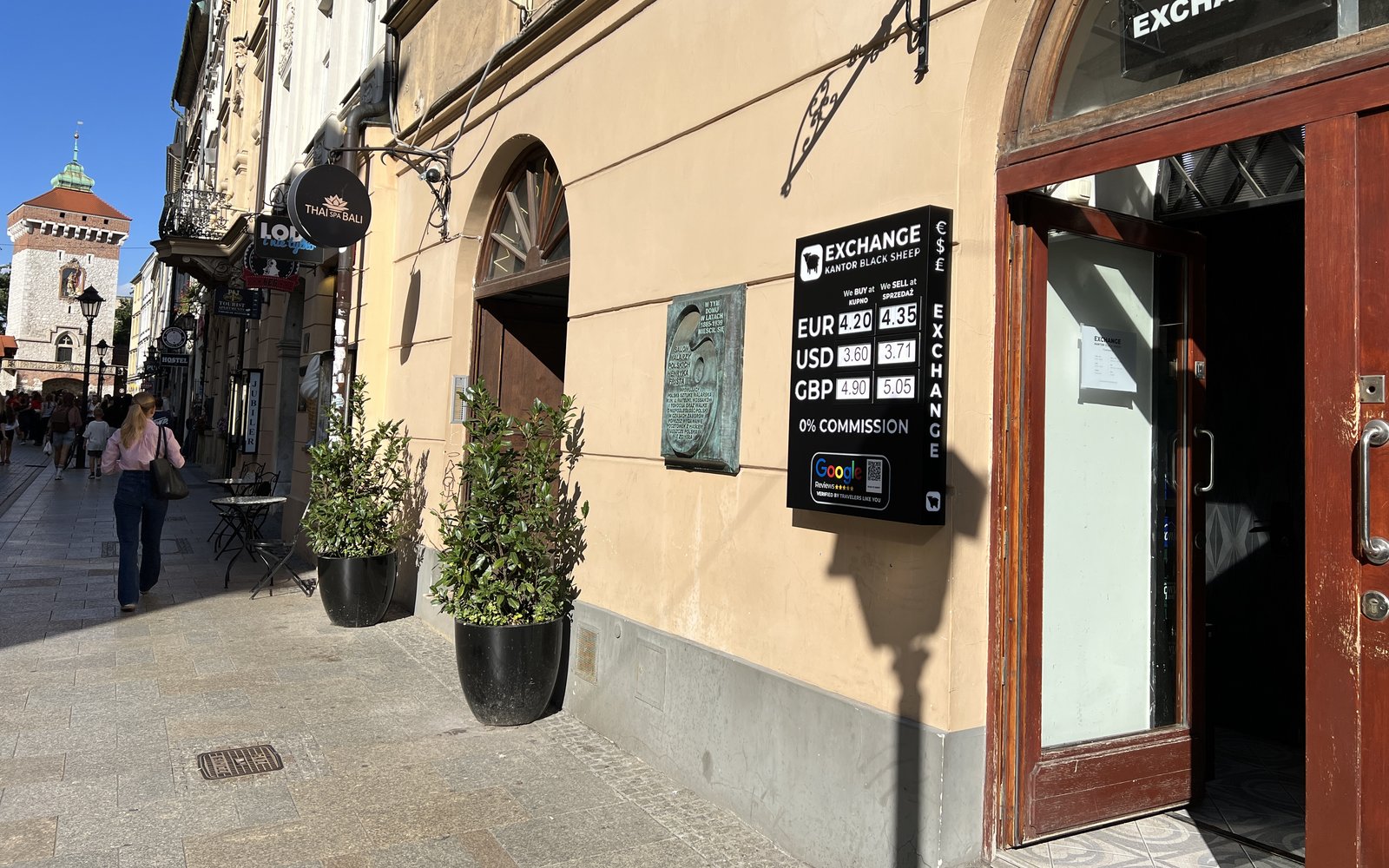 Kantor Black Sheep, Floriańska 37 — tablica kursów po prawej, w tle Brama Floriańska / rate board on the right, St. Florian's Gate ahead