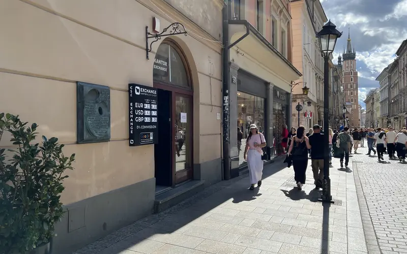 Kantor Black Sheep, Floriańska 37 — tablica kursów po lewej, w tle kościół Mariacki / rate board on the left, St. Mary's Basilica ahead